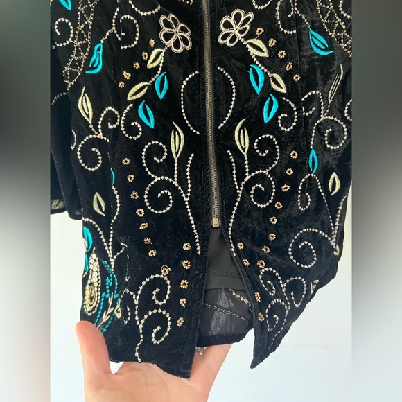VENUS Black Velvet Embroidered Beaded Sequin Bell Sleeve Top Size 6 NWT - Picture 14 of 14